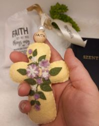   Kereszt, filc virgokkal-Bibliai igs zskban-FAITH-srga